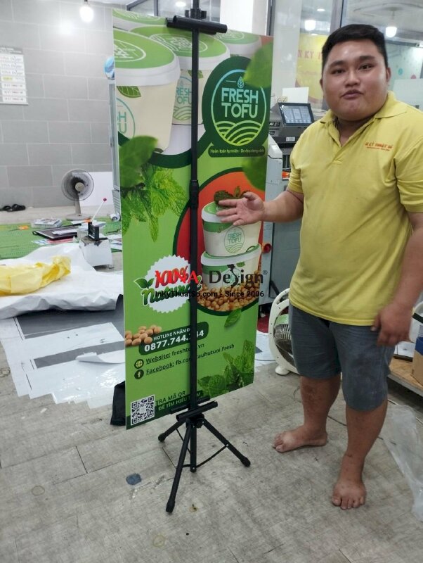 In poster bìa cứng dựng standee chân đứng - VND50