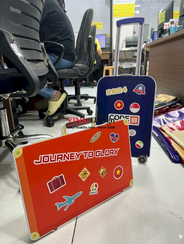 In standee PP mô hình chiếc vali xách tay, mô hình format để bàn có chân đứng mặt sau - VND490