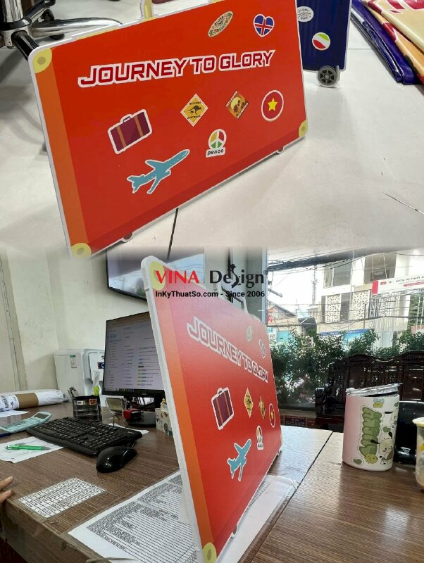 In standee PP mô hình chiếc vali xách tay, mô hình format để bàn có chân đứng mặt sau - VND490