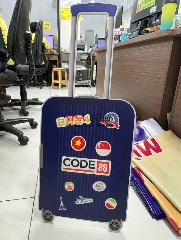 In standee PP mô hình vali kéo, mô hình formex để bàn có chân đứng mặt sau - VND491