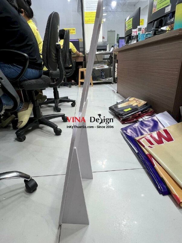 In standee PP mô hình vali kéo, mô hình formex để bàn có chân đứng mặt sau - VND491