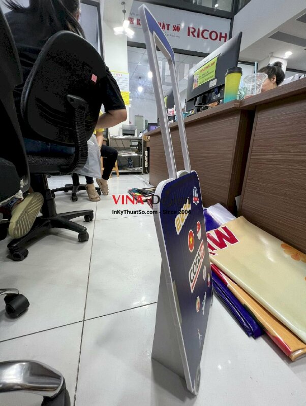 In standee PP mô hình vali kéo, mô hình formex để bàn có chân đứng mặt sau - VND491