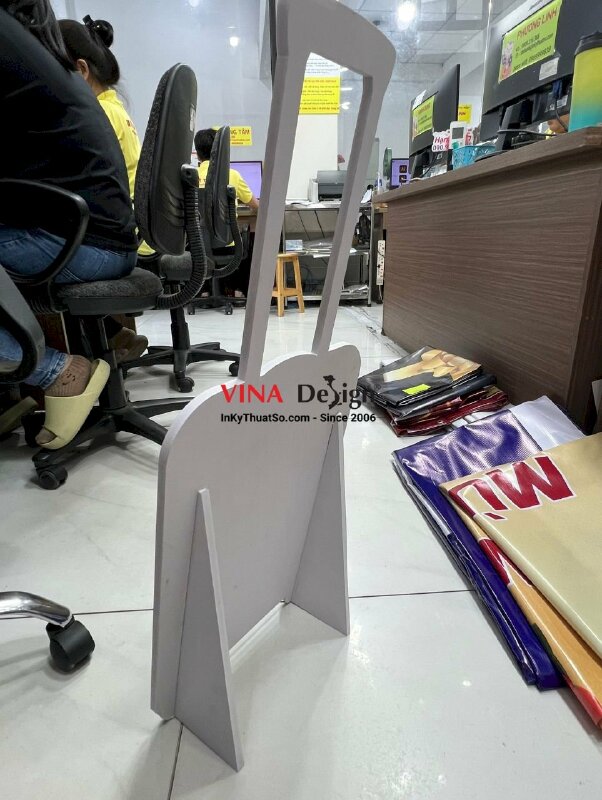 In standee PP mô hình vali kéo, mô hình formex để bàn có chân đứng mặt sau - VND491