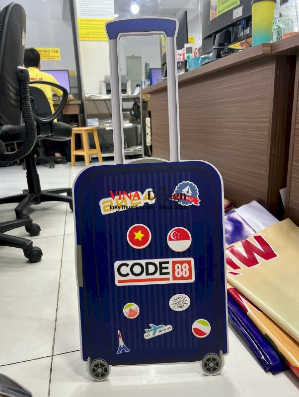 In standee PP mô hình vali kéo, mô hình formex để bàn có chân đứng mặt sau - VND491