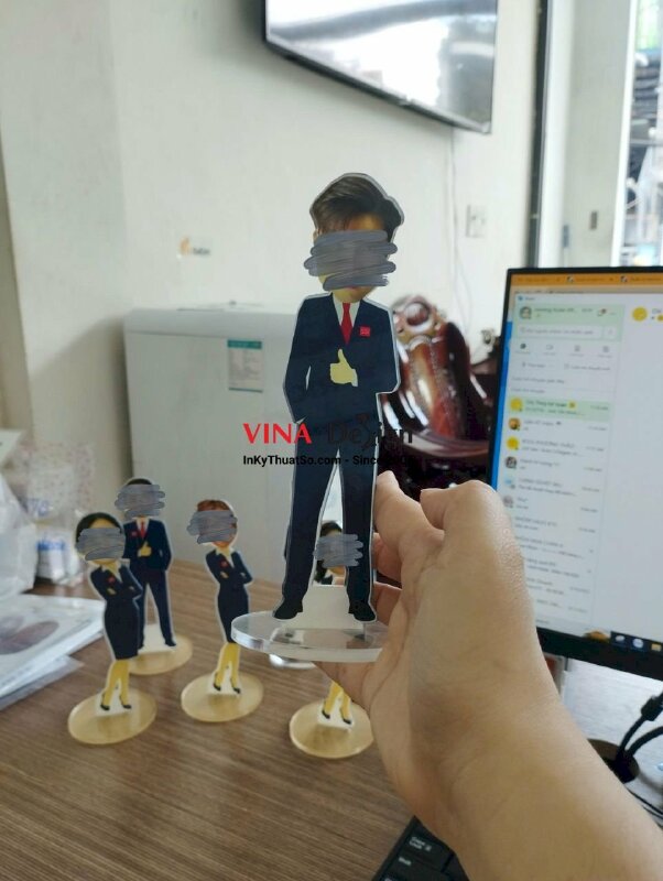 In standee hình người ghép mặt chibi người lớn, standee mica để bàn in theo yêu cầu - VND244