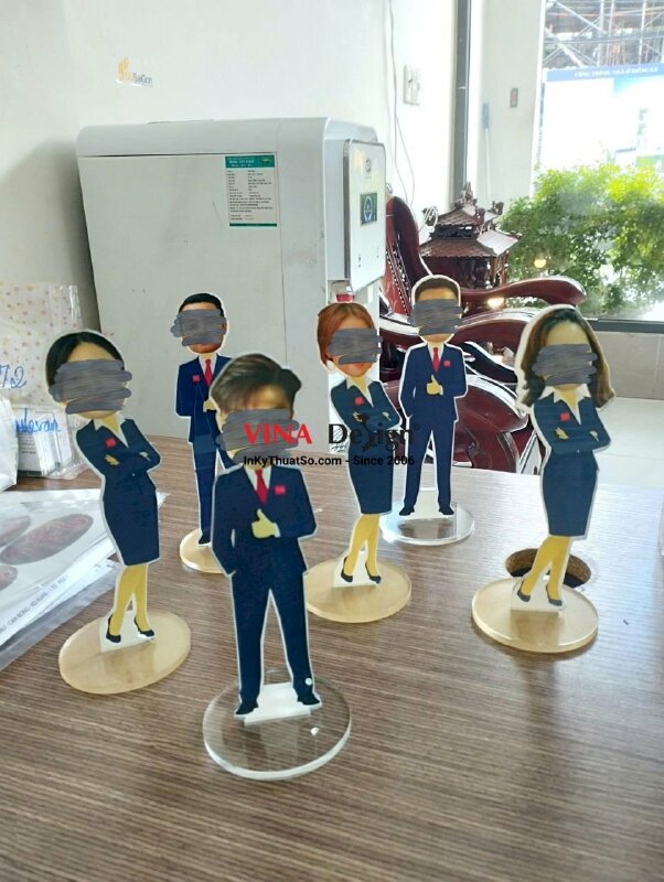 In standee hình người ghép mặt chibi người lớn, standee mica để bàn in theo yêu cầu - VND244