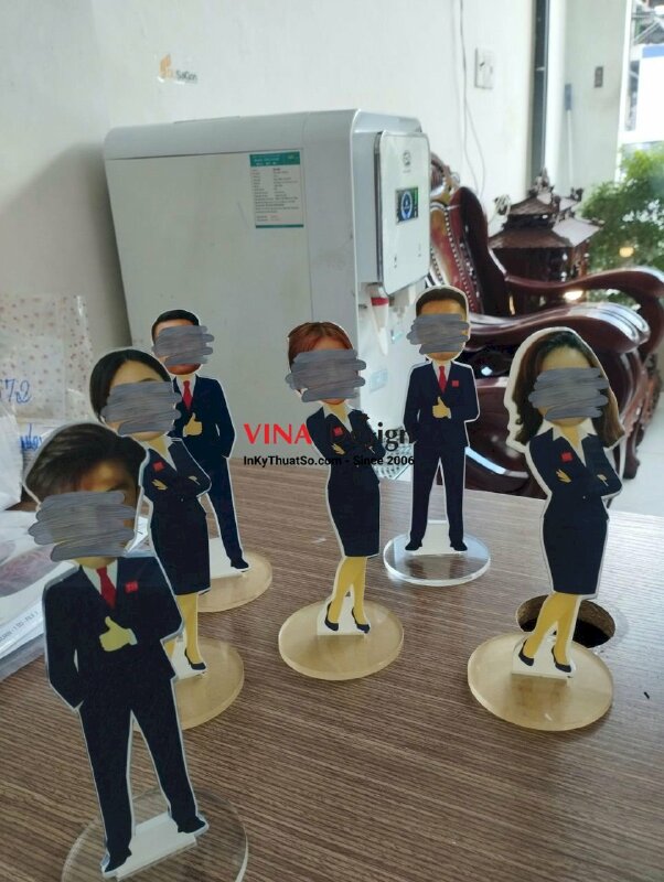 In standee hình người ghép mặt chibi người lớn, standee mica để bàn in theo yêu cầu - VND244