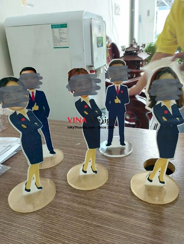 In standee hình người ghép mặt chibi người lớn, standee mica để bàn in theo yêu cầu - VND244