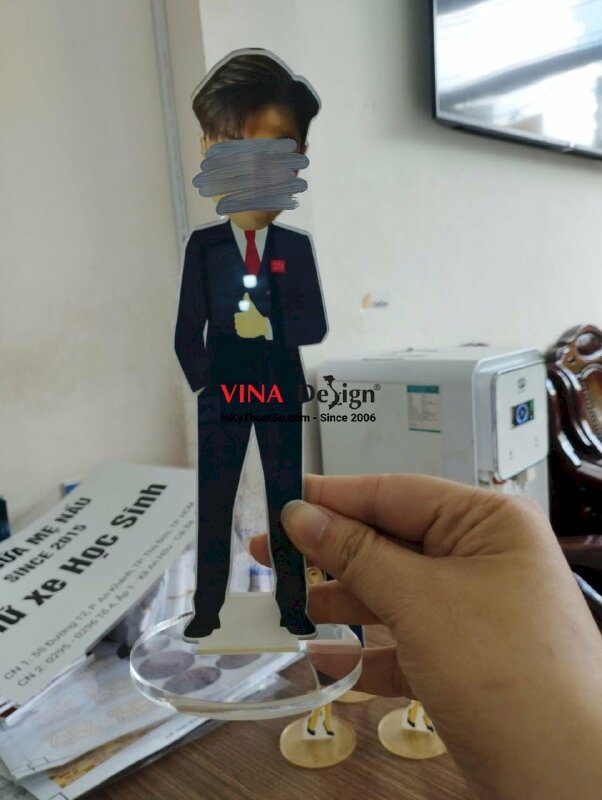 In standee hình người ghép mặt chibi người lớn, standee mica để bàn in theo yêu cầu - VND244