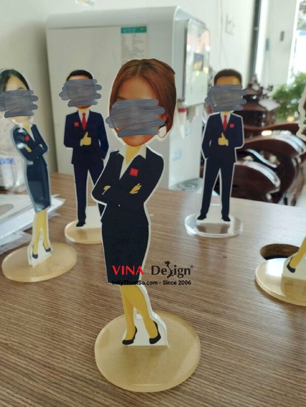 In standee hình người ghép mặt chibi người lớn, standee mica để bàn in theo yêu cầu - VND244