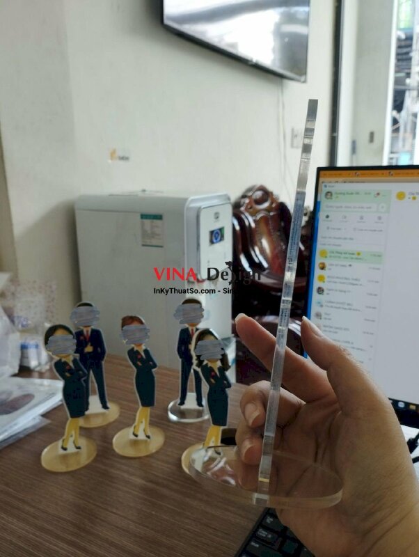 In standee hình người ghép mặt chibi người lớn, standee mica để bàn in theo yêu cầu - VND244