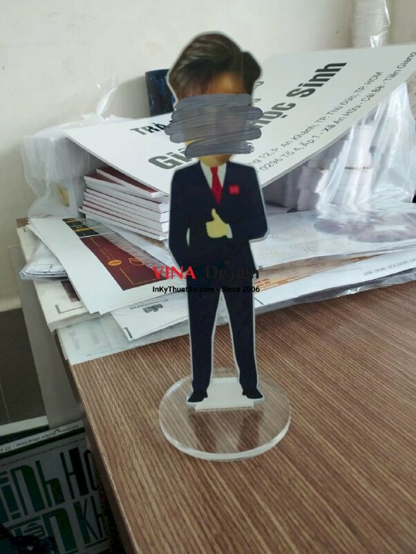 In standee hình người ghép mặt chibi người lớn, standee mica để bàn in theo yêu cầu - VND244