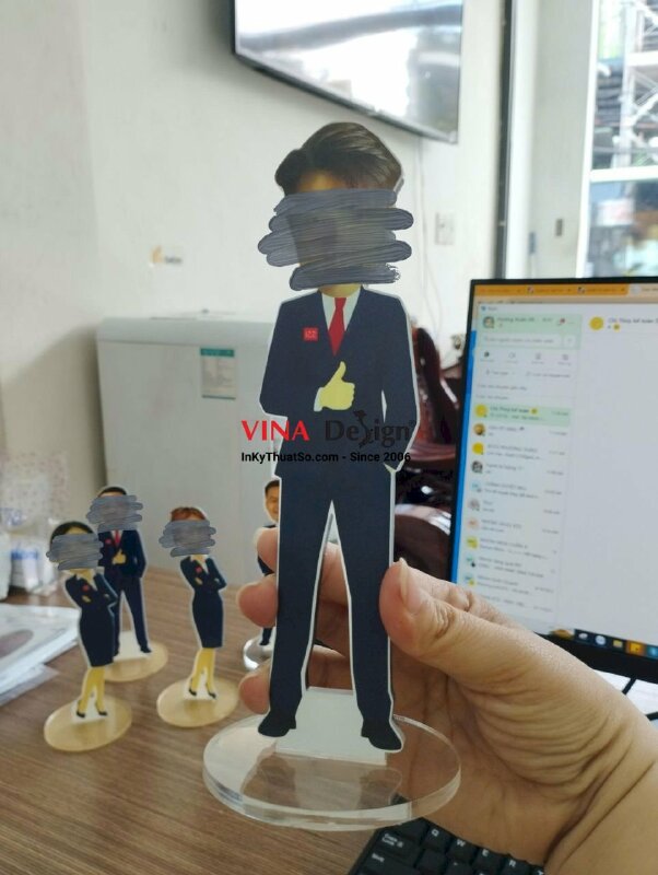 In standee hình người ghép mặt chibi người lớn, standee mica để bàn in theo yêu cầu - VND244