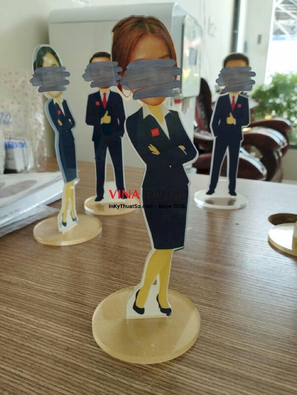 In standee hình người ghép mặt chibi người lớn, standee mica để bàn in theo yêu cầu - VND244