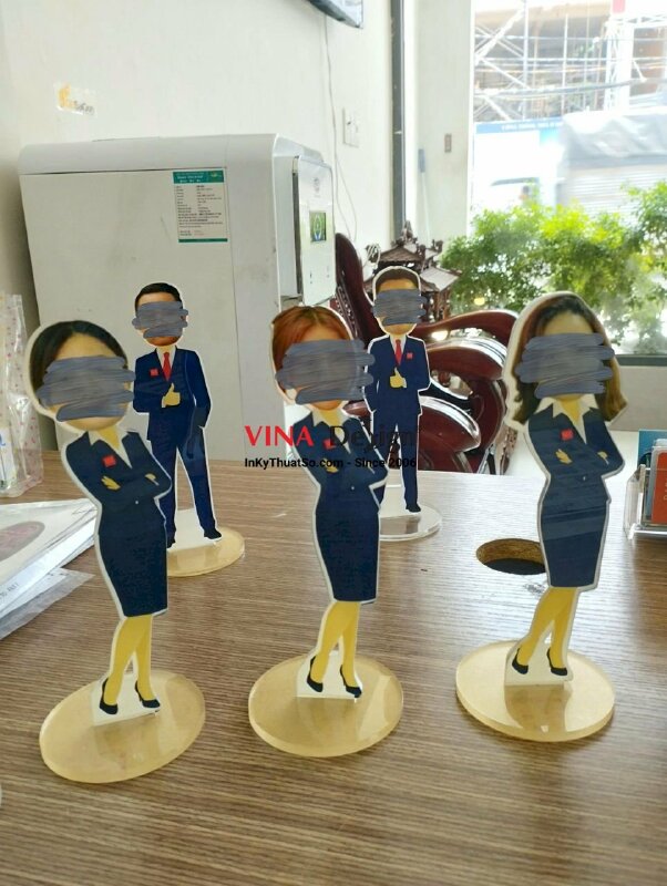 In standee hình người ghép mặt chibi người lớn, standee mica để bàn in theo yêu cầu - VND244