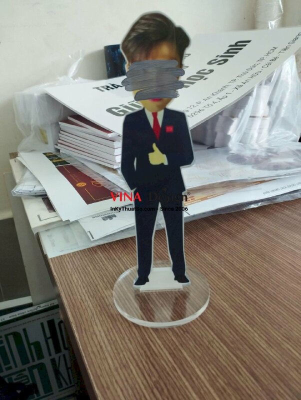 In standee hình người ghép mặt chibi người lớn, standee mica để bàn in theo yêu cầu - VND244