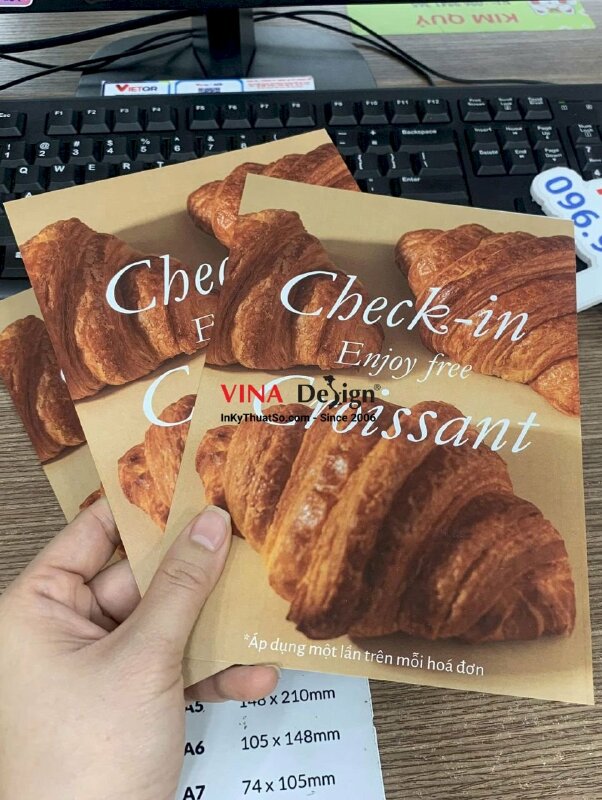 In tờ rơi khuyến mãi chương trình check-in và nhận quà miễn phí tại tiệm bánh - VND458